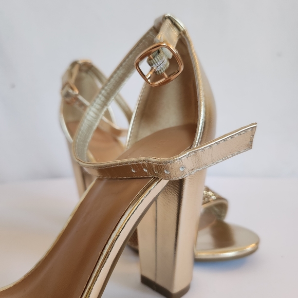 Bamboo Frenzy Gold Strappy Block 4in Heel womens size 8 - Picture 10 of 15